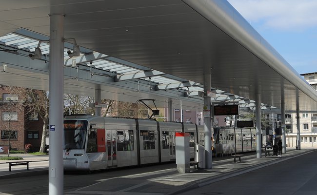 Haltestelle Düsseldorfer Platz mit einer dort haltenden Straßenbahn