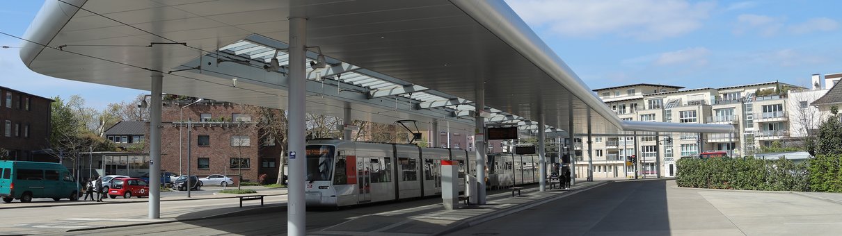 Haltestelle Düsseldorfer Platz mit einer dort haltenden Straßenbahn