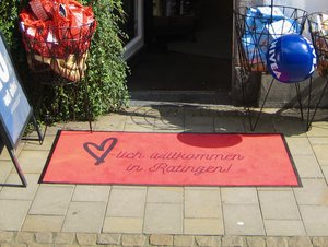 Roter Teppich mit dem Schriftzug "Herzlich Willkommen in Ratingen"
