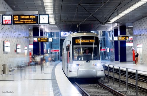 Eine Bahn der U72 steht an einer Haltestelle