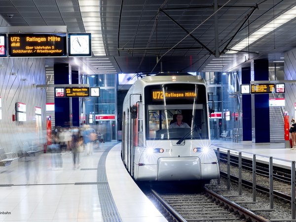 Eine Bahn der U72 steht an einer Haltestelle