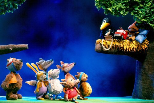 Spielszene mit tierischen Handpuppen