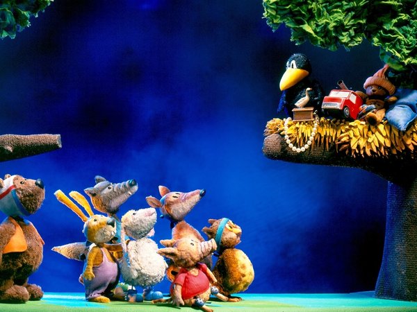 Spielszene mit tierischen Handpuppen