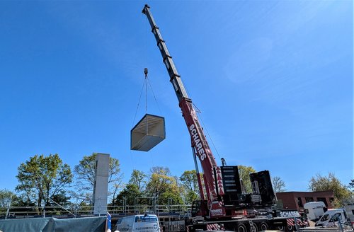 Kran mit einem Bauteil am Haken