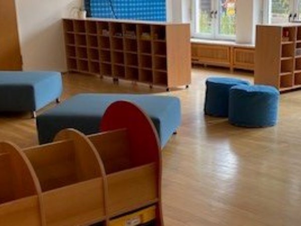 Großer Raum mit Kindermöbeln