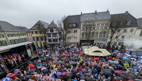 Blick auf Marktplatz voller Menschen