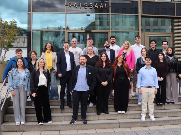 Gruppenbild vor dem Ratssaal des Rathauses