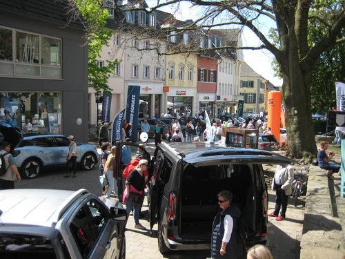 Mehrere Autos in der Ratinger Fußgängerzone