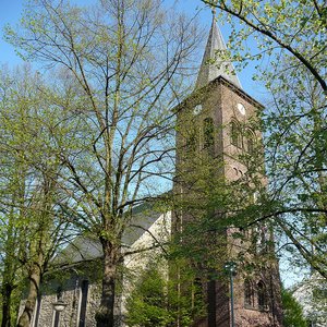 Kirchengebäude der Evangelischen Stadtkirche Ratingen vor blauem Himmel 