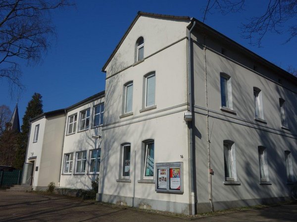 Außenansicht eines weißen Gebäudes 