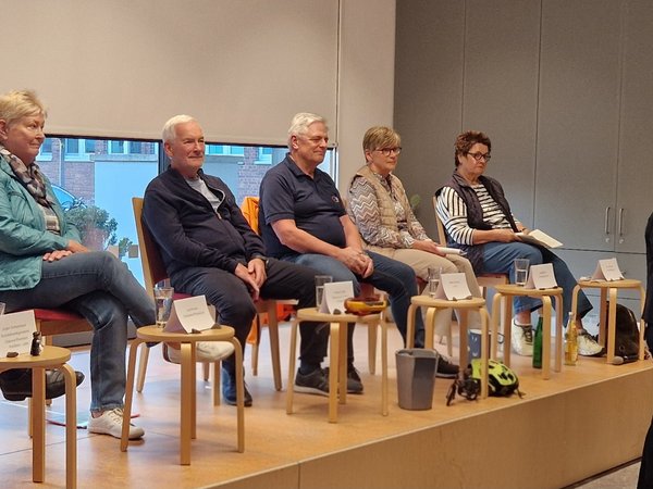 Podium mit mehreren Personen