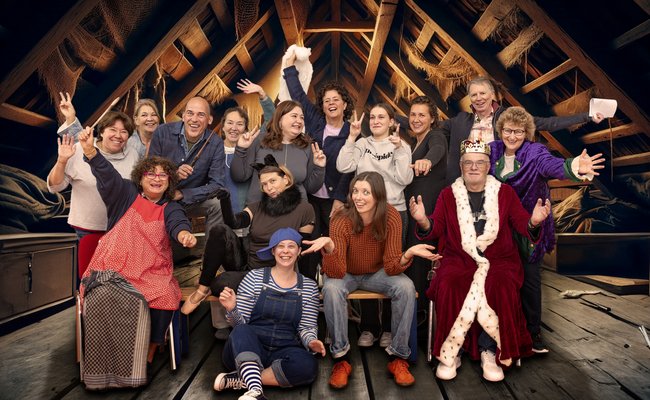 Die Theatergruppe WIR zusammen auf der Bühne.