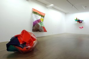 Kunstwerke aus buntem Kunststoff im Museum