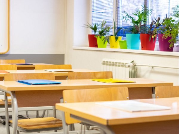 Tische und Stühle in einer Schulklasse
