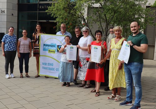 Gruppenbild, einige Personen halten Plakate in den Händen