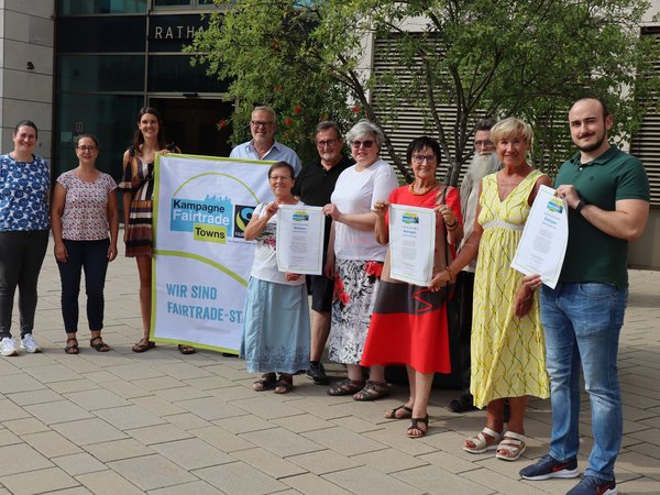 Gruppenbild, einige Personen halten Plakate in den Händen