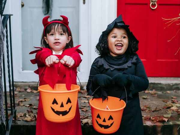 Zwei Kinder in Halloween-Kostümen