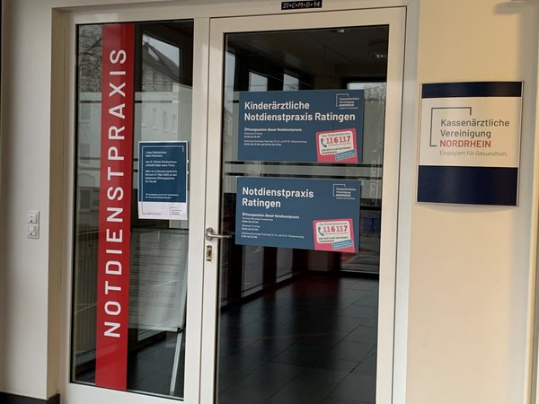 Eingangstür zur Notdienstpraxis