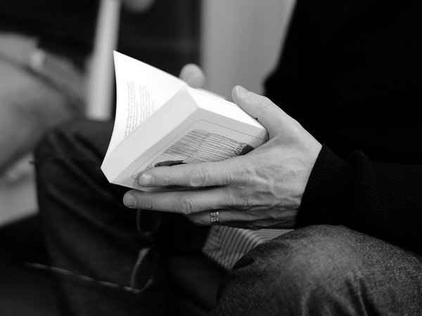 Mann hält Buch in der Hand
