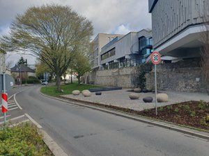 Foto der neu gestalteten Grabenzone, zu sehen ist der Blick von der Grabenstraße auf den Wehrgang