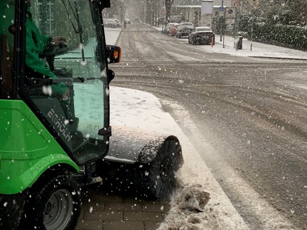 Ein Räumfahrzeug im Schneetreiben
