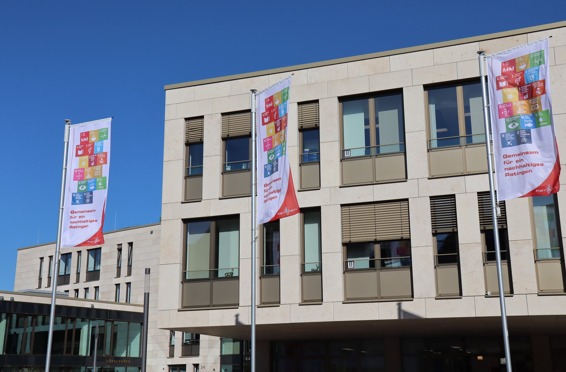 Fahnen "Gemeinsam für ein nachhaltiges Ratingen" vor dem Rathaus