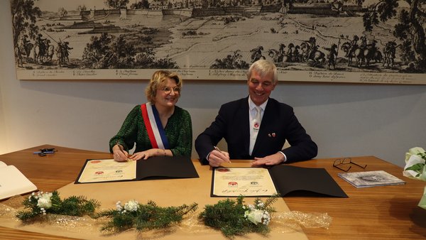 Bürgermeister Klaus Pesch und Bürgermeisterin Marie-Sophie Lesne der Partnerstadt Le Quesnoy unterschreiben Urkunden zur Bekräftigung der Städtepartnerschaft.