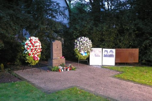 Kränze auf einem Friedhof