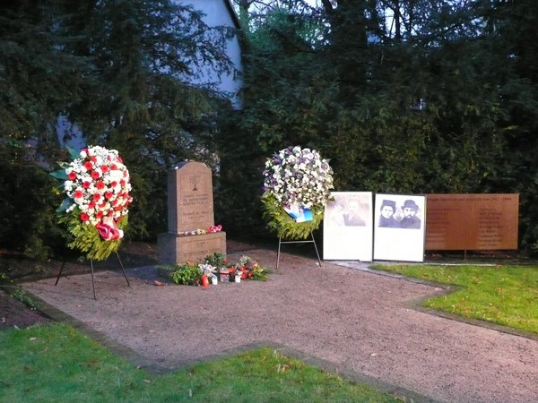 Kränze auf einem Friedhof