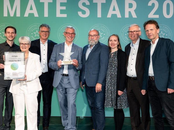 Mehrere Personen auf einer Bühne