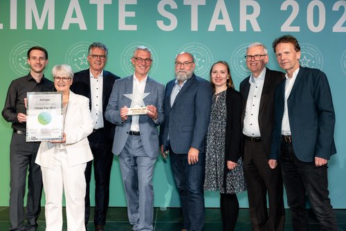 Mehrere Personen auf einer Bühne