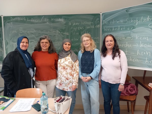 Fünf Frauen stehen vor einer Schultafel