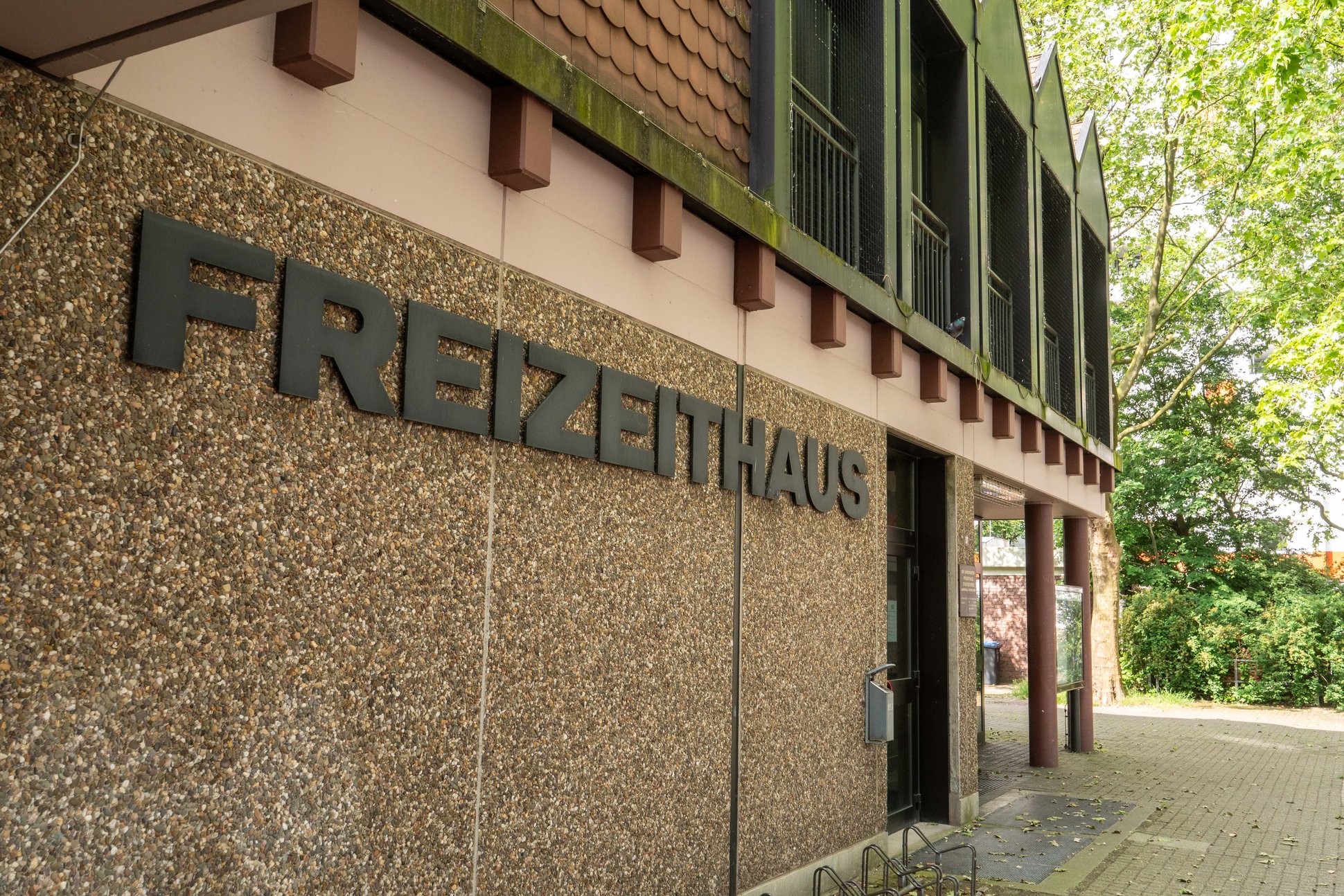 Das Gebäude des Freizeithauses von außen mit dem Schriftzug "Freizeithaus".
