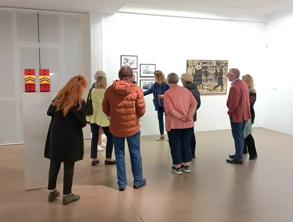 Menschen im Museum ; Führung durch eine Ausstellung