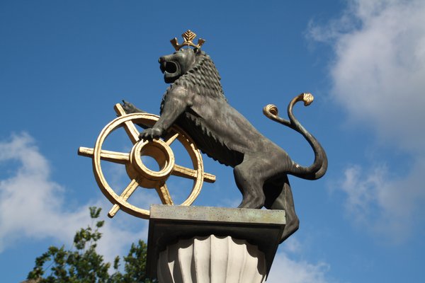 Marktplatzbrunnen mit dem Löwen an seiner Spitze