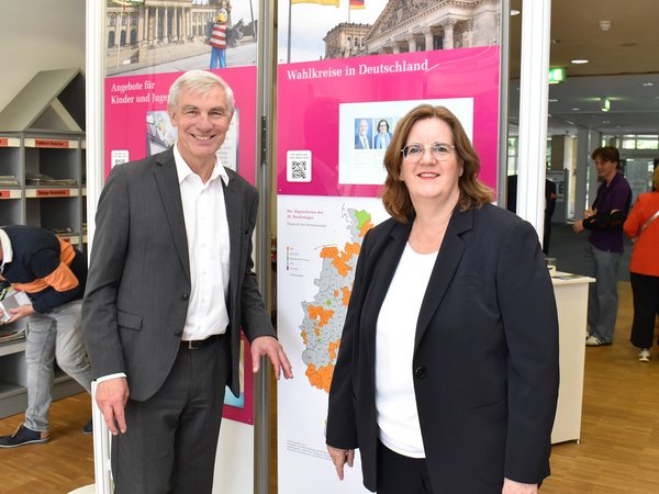 Bürgermeister Pesch und Staatssekretärin Griese vor Ausstellungswand
