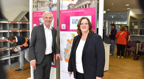 Bürgermeister Pesch und Staatssekretärin Griese vor Ausstellungswand
