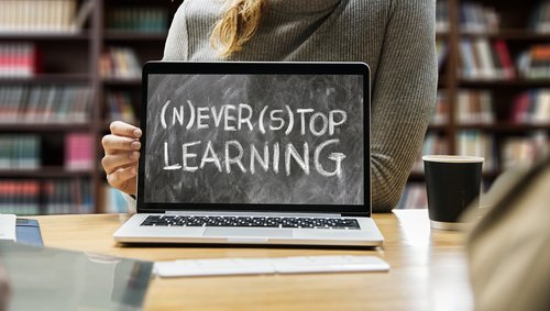 Aufgeklappter Laptop mit dem Text "Never stop learning" 