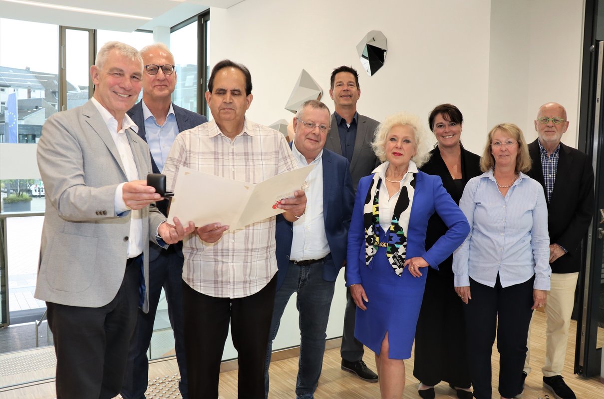 Gruppenbild. Bürgermeister Pesch bei der Verleihung der Turnose