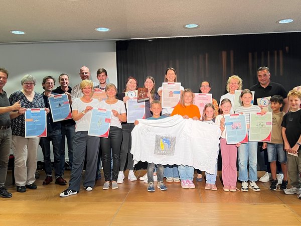 Gruppenfoto auf einer Bühne