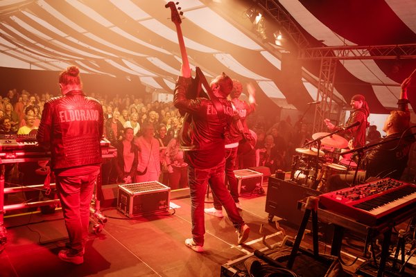 Rückansicht einer Band auf einer Bühne