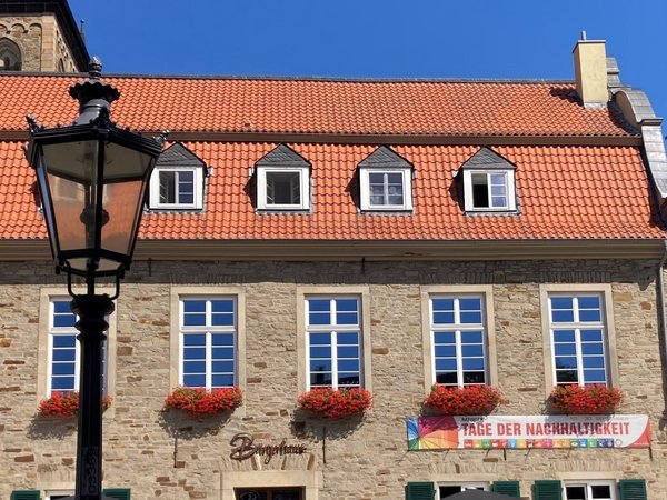 Banner hängt an einem Gebäude