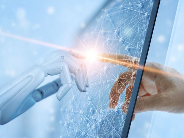 Menschen- und Roboterfinger berühren sich 