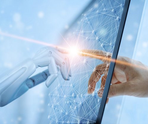 Menschen- und Roboterfinger berühren sich 