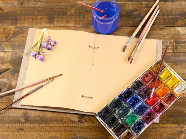 Malutensilien auf einem Tisch