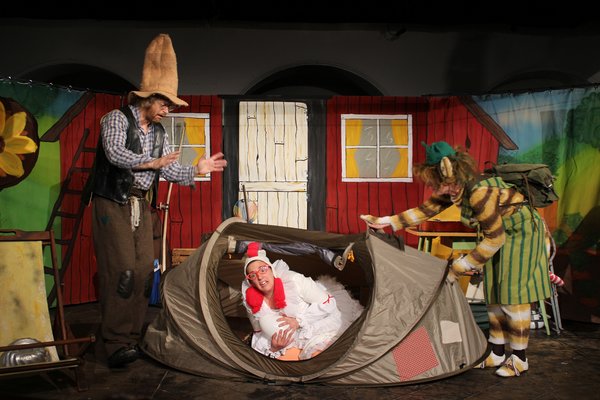 Pettersson und Findus finden ein Huhn in einem Campingzelt. 