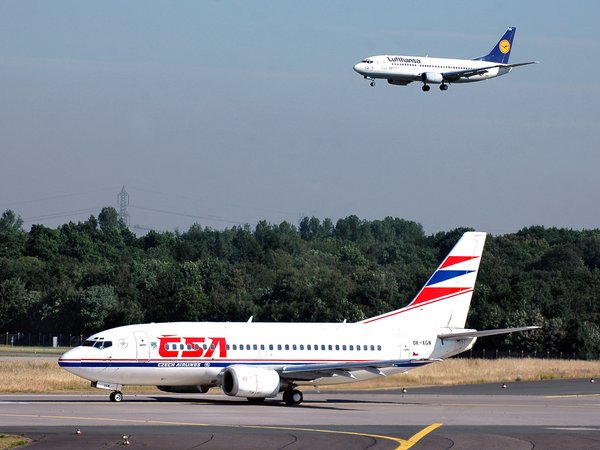 Zwei Flugzeuge, eins landet, das zweite wartet am Boden