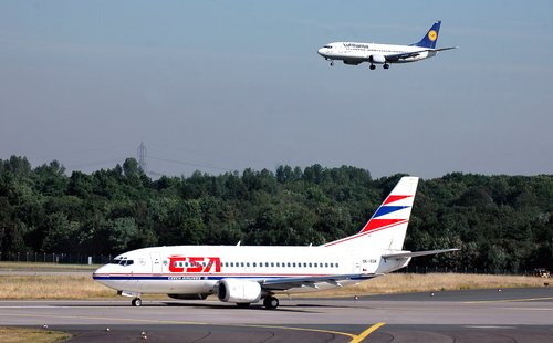 Zwei Flugzeuge, eins landet, das zweite wartet am Boden