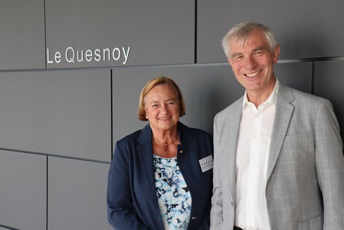 Frau und Mann vor dem Schriftzug "Le Quesnoy"  