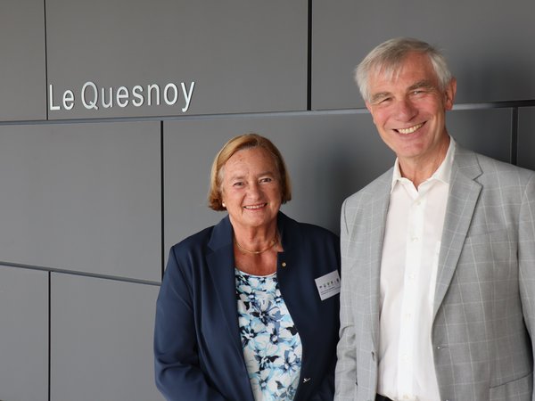 Frau und Mann vor dem Schriftzug "Le Quesnoy"  